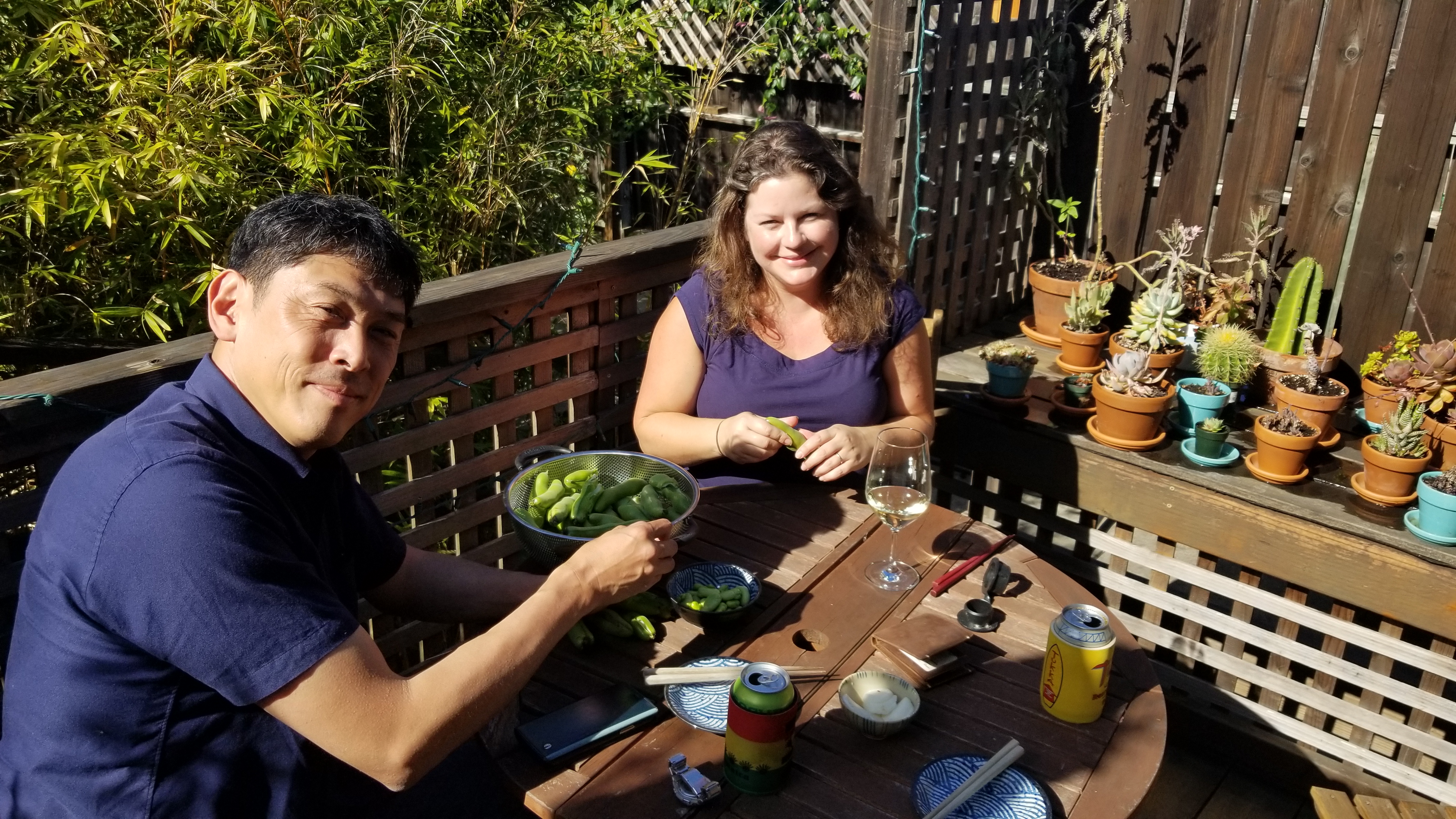 Prof. Taku Demura shelling broad beans with the lab.